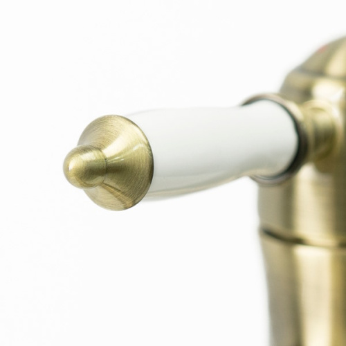 Смеситель для раковины Lemark VILLA LM4806B бронза фото 3 смеситель для раковины lemark villa lm4806b бронза фото 3