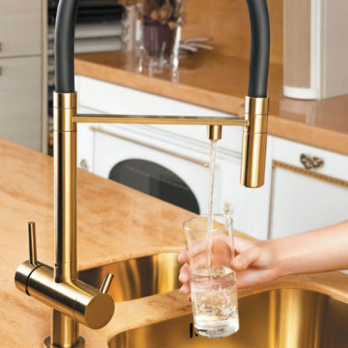 Смеситель для кухни Omoikiri Kanto PVD-LG светлое золото/черный фото 3 смеситель для кухни omoikiri kanto pvd-lg светлое золото/черный фото 3